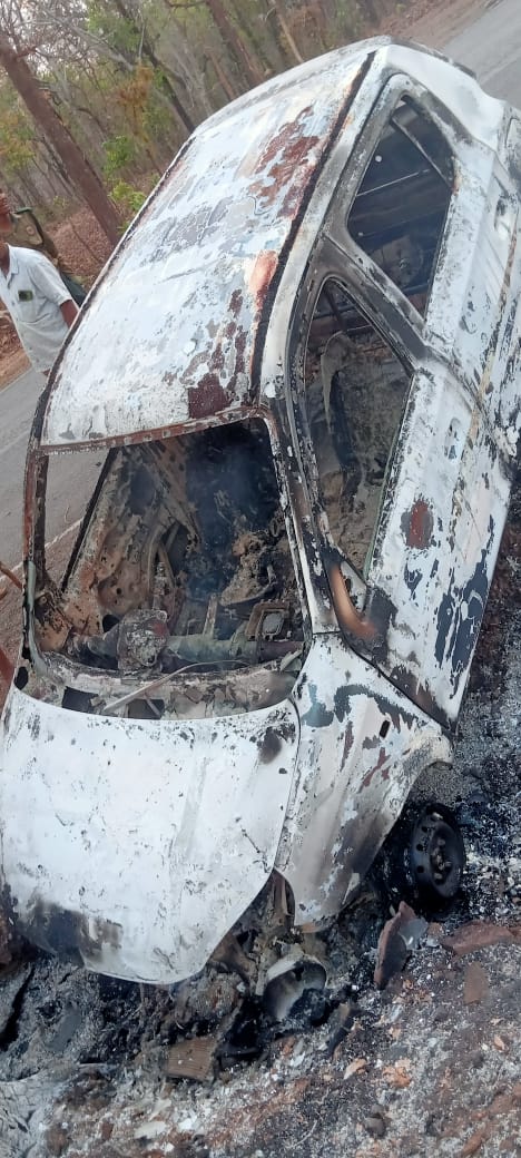 तेज रफ्तार कार बना मौत का कहर पेड़ से टकराते ही कार में लगी आग कार जल कर खाक क्षेत्र में मचा हड़कम