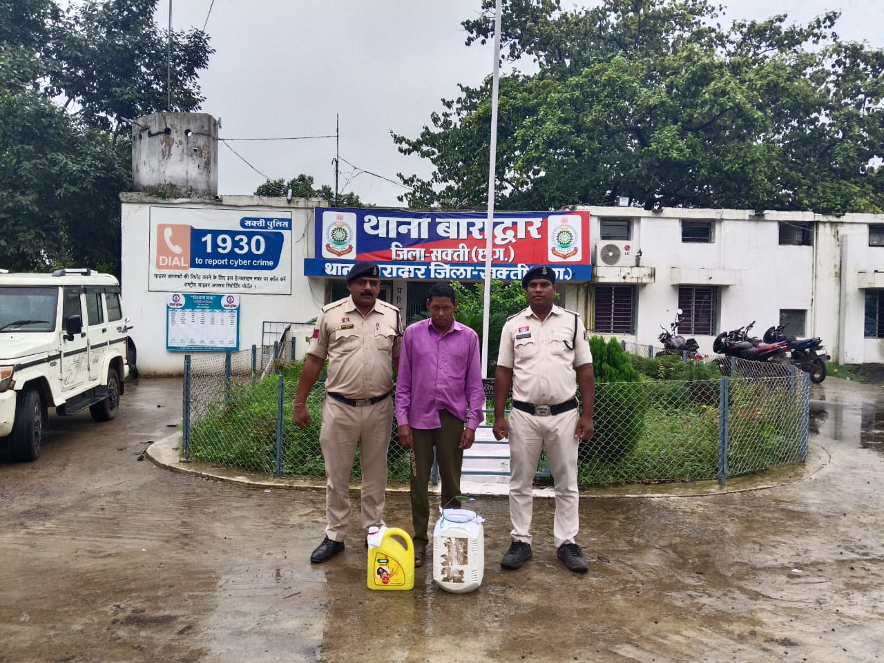 20 लीटर कच्ची महुआ शराब के साथ 01 आरोपी गिरफतार , भेजा गया जेल