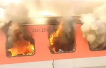 गरीबरथ एक्सप्रेस में भीषण लगी मची अफरातफरी यात्रियों ने कूदकर बचाई जान