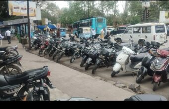 सीएसईबी चौकी क्षेत्र में अवैध पार्किंग से बिगड़ी व्यवस्था ट्रैफिक जाम और अफरा-तफरी से लोग परेशान