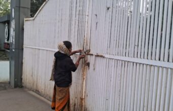 कोरबा: एसईसीएल की भूविस्थापित महिलाओं ने कर दी अंतिम लड़ाई की शुरुआत, कुसमुंडा कार्यालय के मुख्य द्वार पर जड़ा ताला