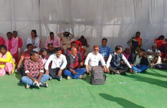 सीएम के कार्यक्रम में मीडिया की उपेक्षा, जमीन पर बैठकर कवरेज करने को मजबूर हुए पत्रकार