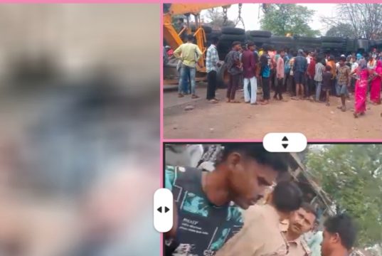 कोयला लोड ट्रेलर पलटने से बड़ा हादसा: बाइक सवार 3 युवकों की दर्दनाक मौत, आक्रोशित ग्रामीणों ने किया चक्काजाम