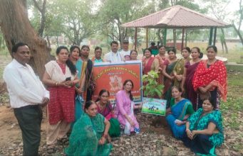 एक पेड़ माँ के नाम अभियान के तहत मां दुर्गा एवं महिला कल्याण समिति के के द्वारा ऑक्सीजन जॉन में किया वृक्षारोपण